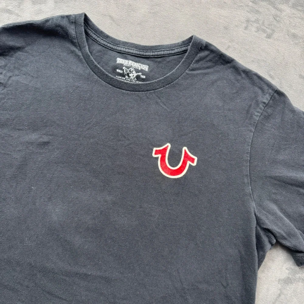 True Religion Mens Black Buddha Guitar Graphic T-Shirt Horseshoe Logo Medium